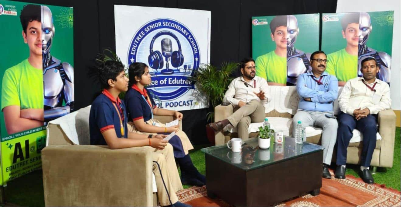 फोटो- 35-एड्यूट्री स्कूल में शुरू हुई एआई आधारित शिक्षा पर छात्रों को जानकारी देते डीएम गौरांग 