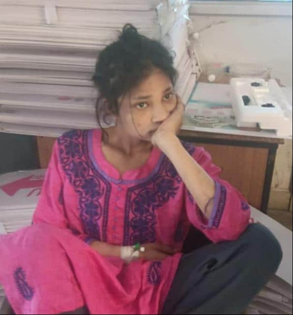 फोटो-38- सीएमओ कार्यालय में जांच के लिए बैठी मानसिक बीमार युवती। संवाद