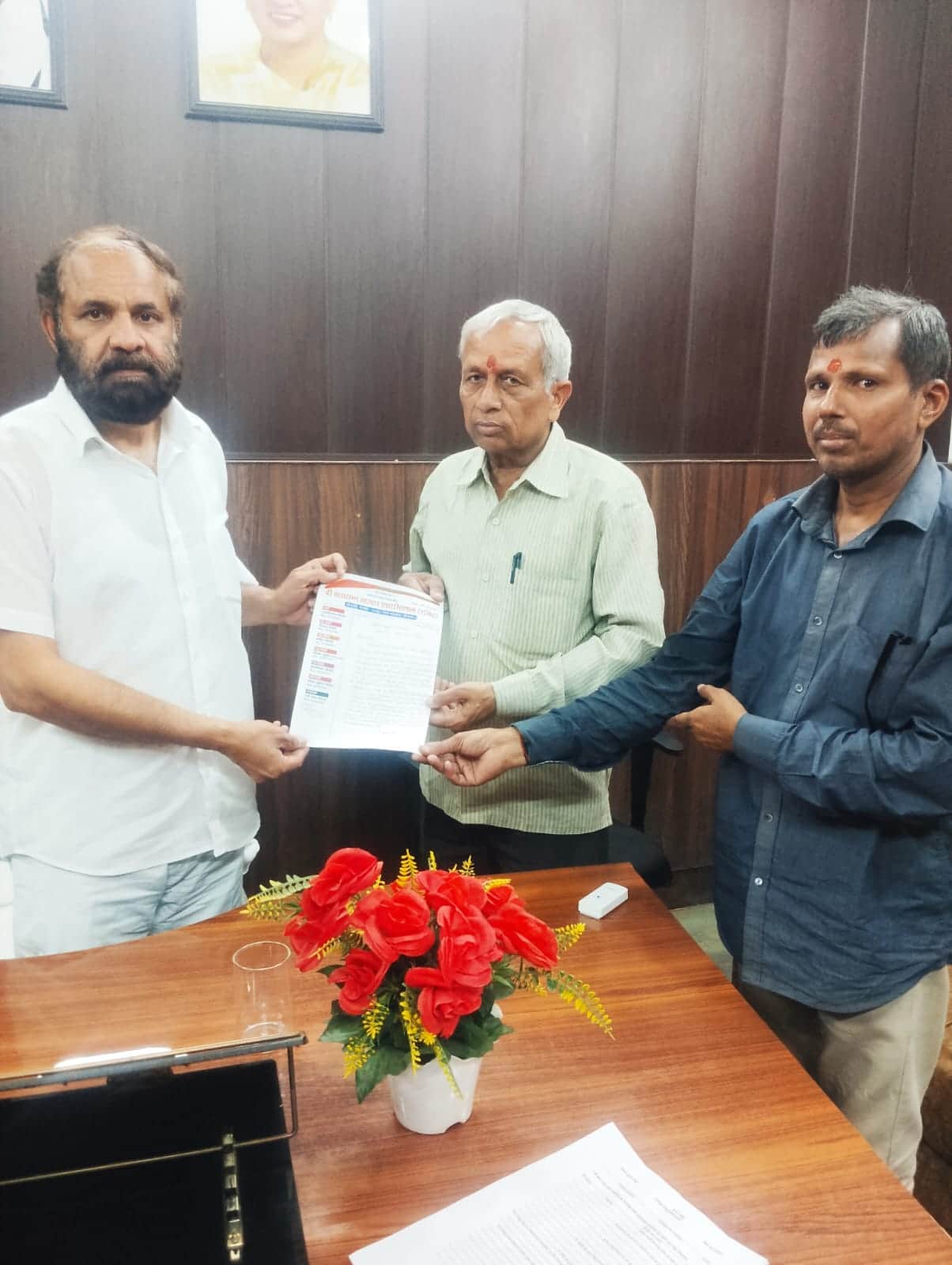 फोटो 4मार्केट कमेटी चेयरमैन को ज्ञापन सौंपते दी खाद्यान्न व्यापार एसोसिएशन का प्रतिनिधि मंडल।