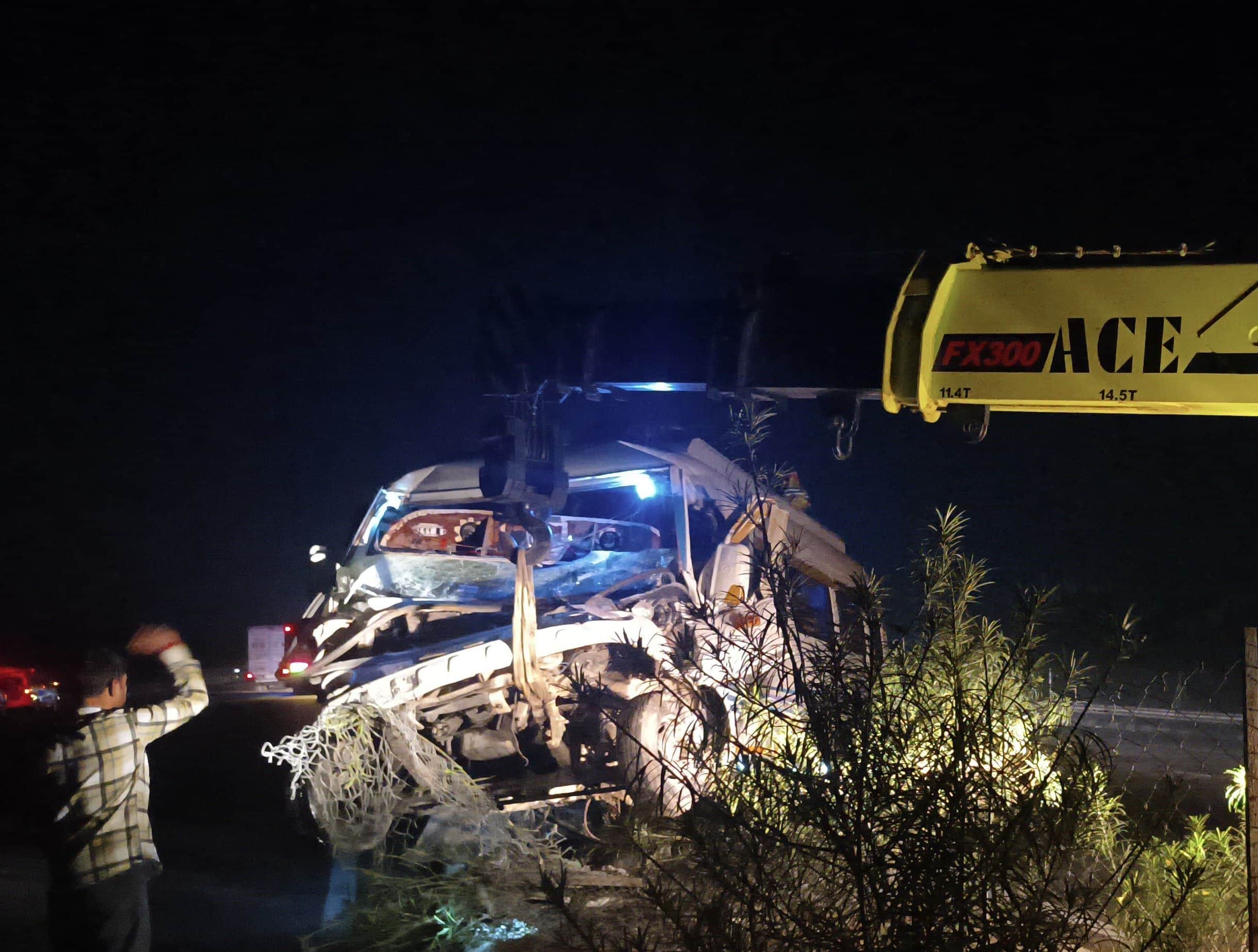 फोटो-5- एक्सप्रेसवे पर हसनगंज के तालासरांय गांव के पास पलटी मिनी बस को ले जाती क्रेन। संवाद