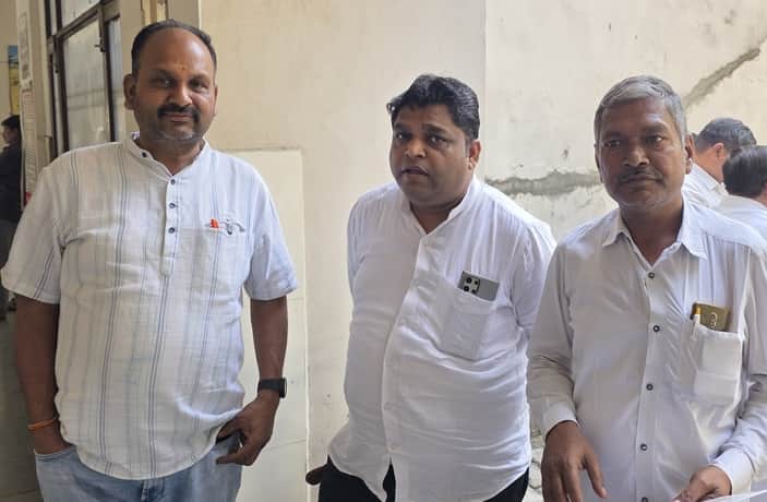 फोटो-51: बहादुरगढ़ के एसडीएम कार्यालय में सिलिंडर की मांग को लेकर पहुंचे भंडारा आयोजक। संवाद