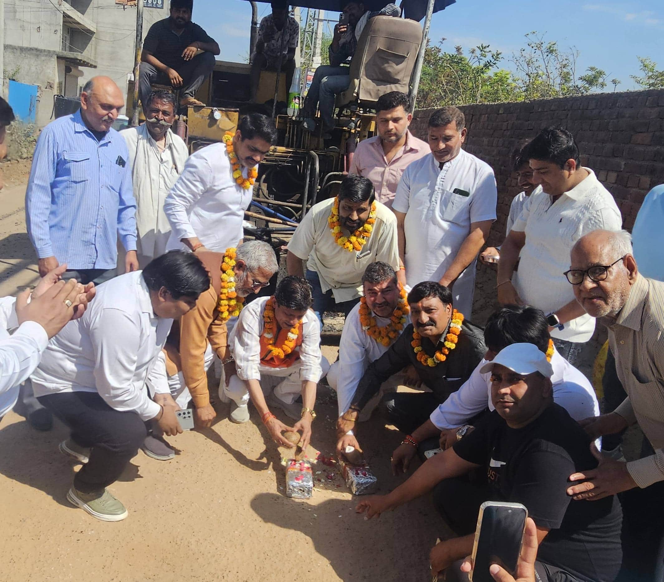 -फोटो 91 : सड़क निर्माण कार्य का शुभारंभ करते भाजपा नेता दिनेश कौशिक व मार्केट कमेटी चेयरमैन विन
