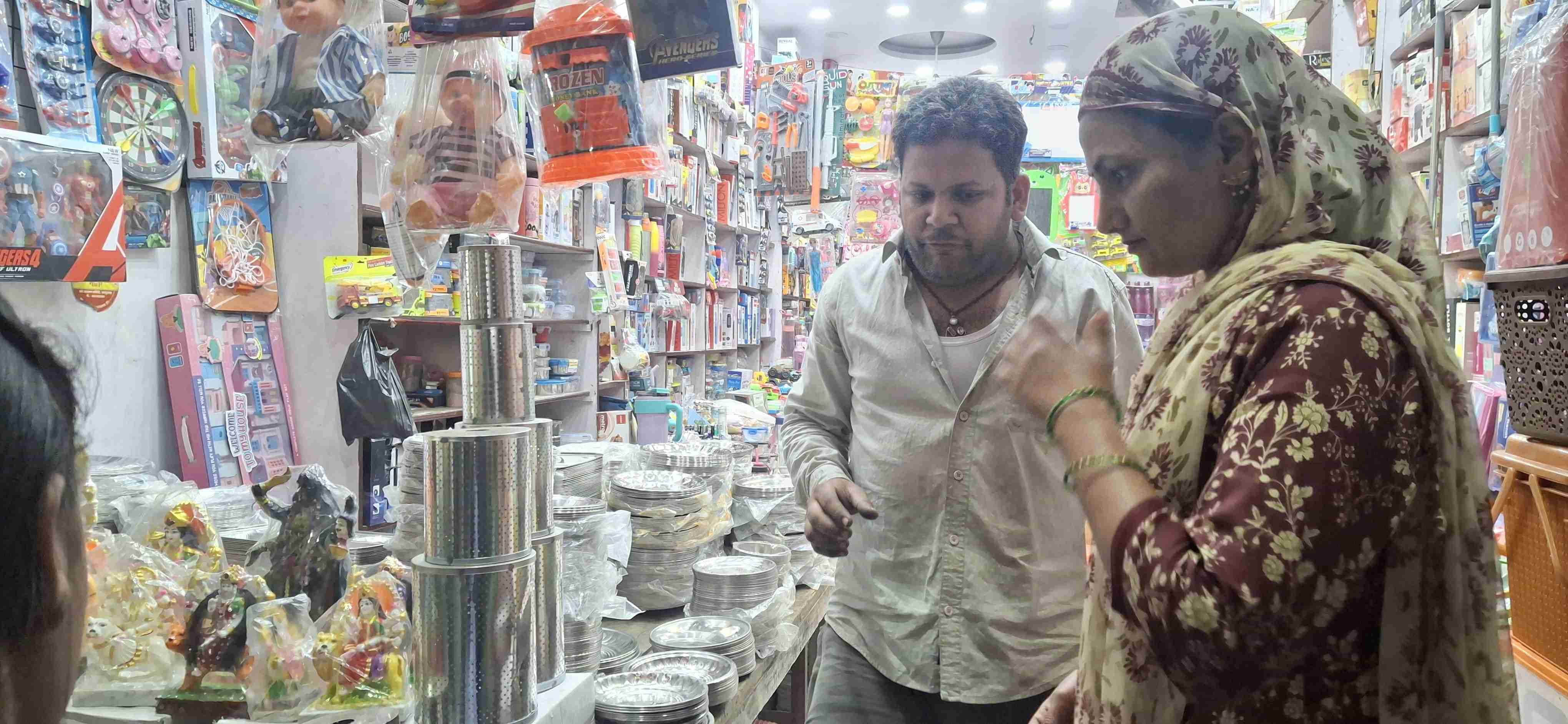 -फोटो 95 : शहर के मेन बाजार में अष्टमी पर्व कंजकों को गिफ्ट देने के लिए खरीदारी करती महिला। संव