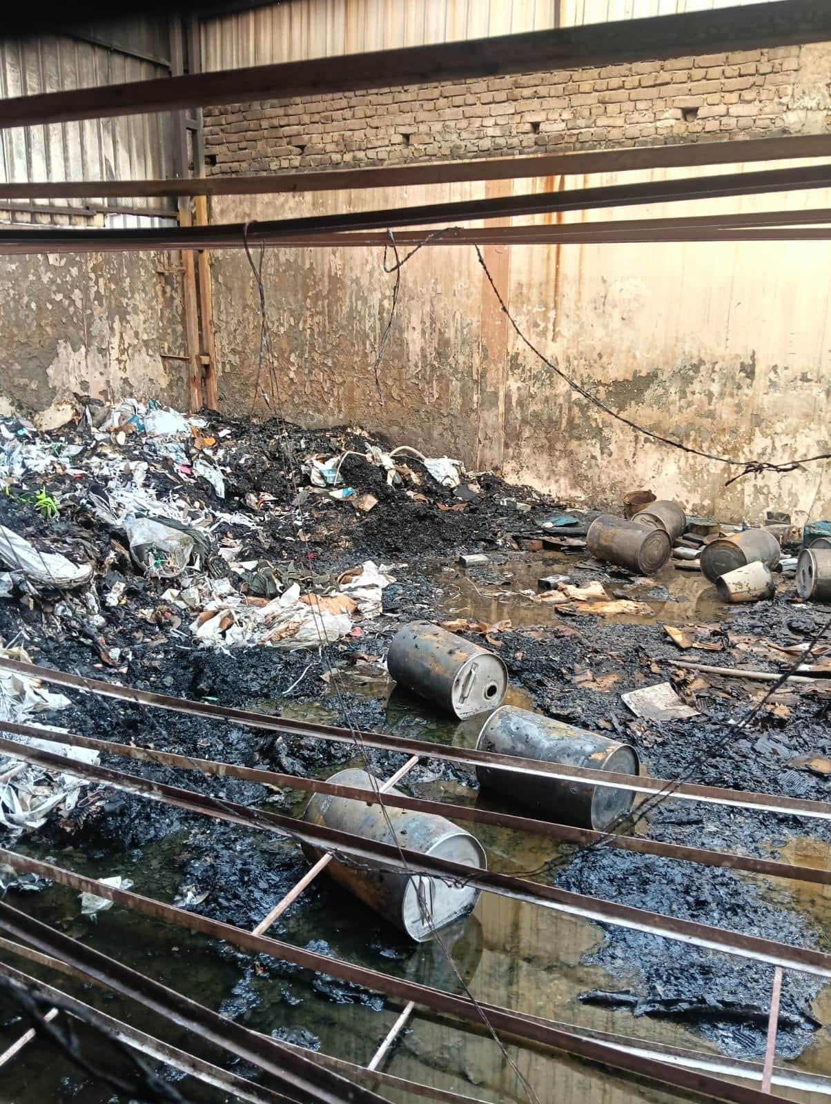 -फोटो 96 : एचएसआईआईडीसी स्थित फुटवियर फैक्टरी में लगी आग में जला वेस्टेज मेटेरियल। संवाद