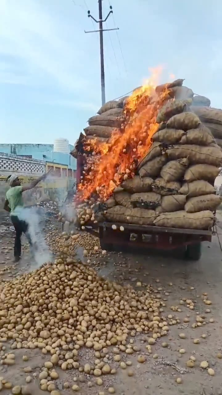 A trolley full of potatoes collided with a high-tension line, burning 200 packets to ashes.