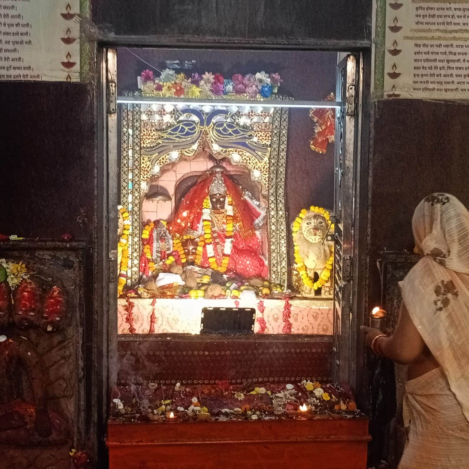 फोटा न- 26सीकेटीपी 28 शंकर बाजार स्थित मंदिर में मां का पूजन करती महिला। संवाद