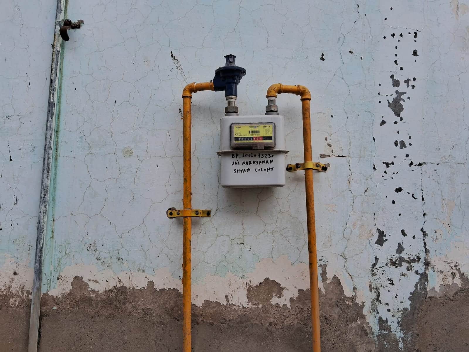 फोटो नंबर- 09रामकरण दास कॉलोनी में एक घर के बाहर लगा पीएनजी मीटर। संवाद