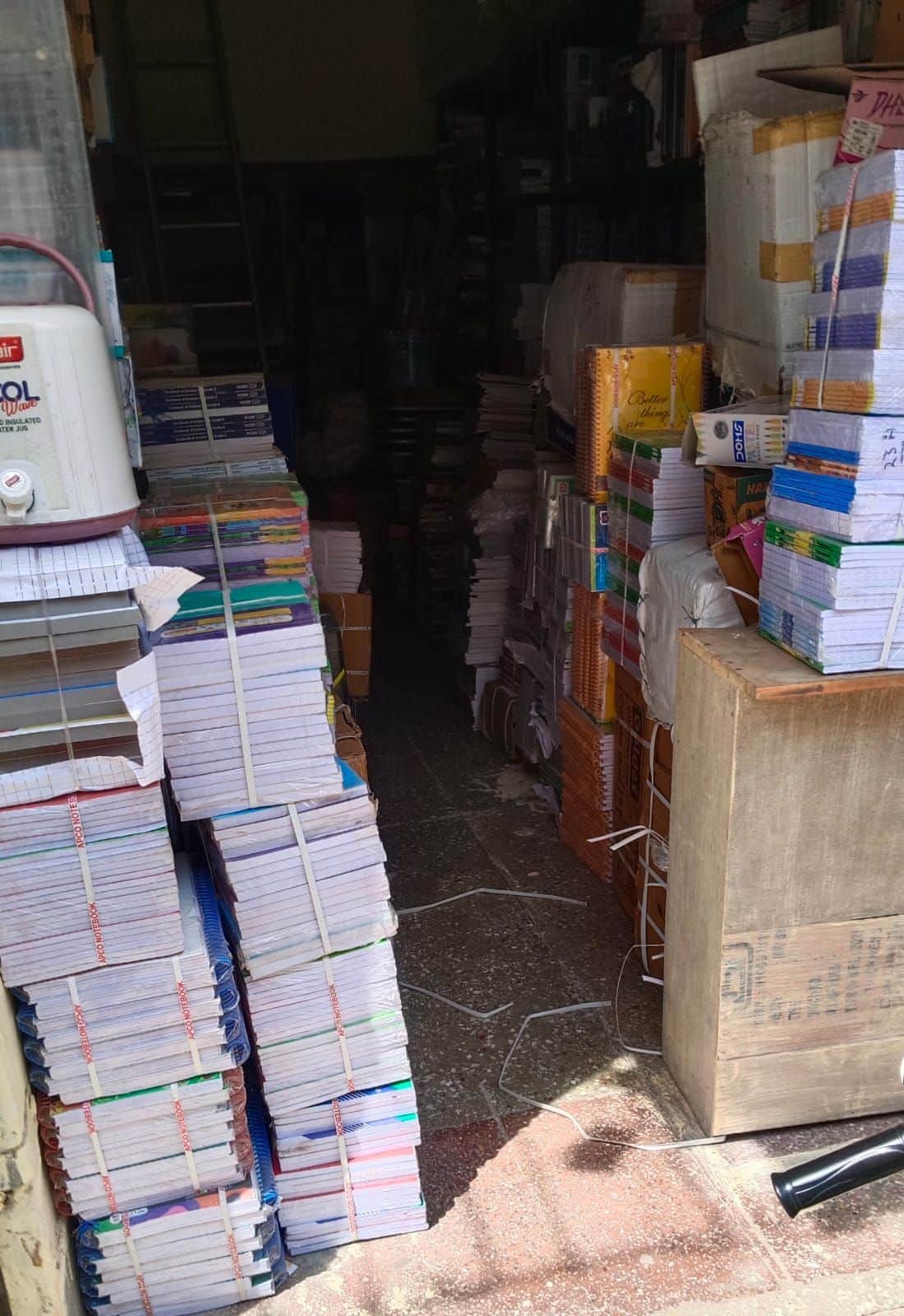 फोटो नंबर-11शहर की एक दुकान में रखी किताबें। संवाद