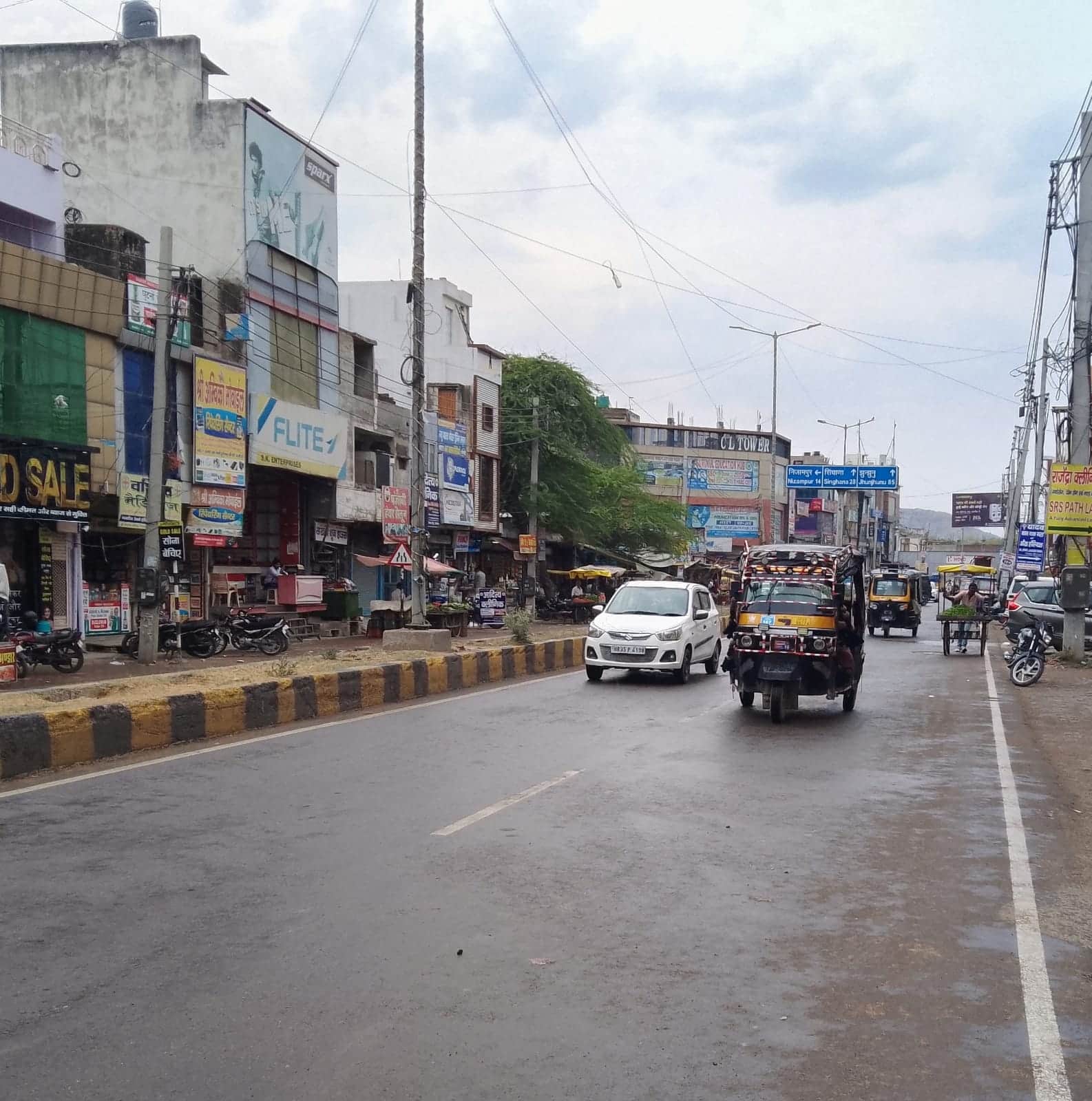फोटो नंबर- 14नारनौल में शाम के समय बूंदाबांदी के दौरान सड़क से गुजरते वाहन। संवाद