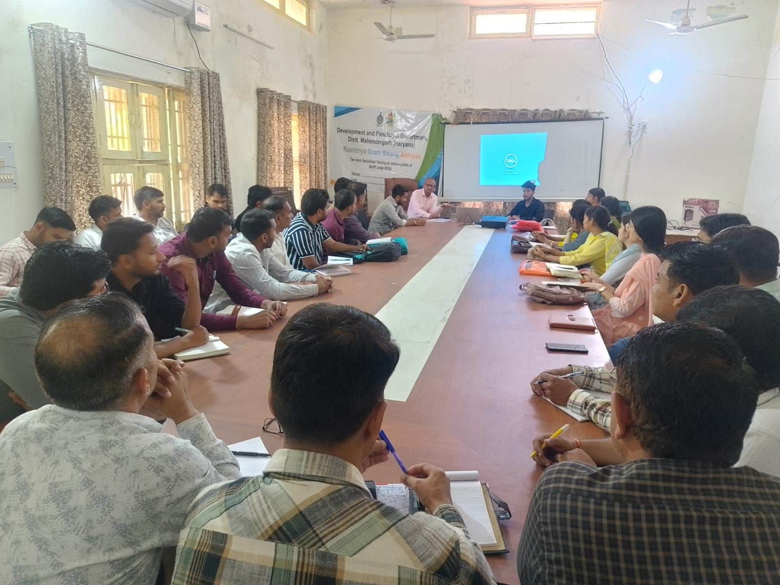 फोटो संख्या:64- बीडीपीओ कार्यालय में आयोजित प्रशिक्षण कार्यक्रम में मौजूद ग्राम सचिव--स्रोत- वि