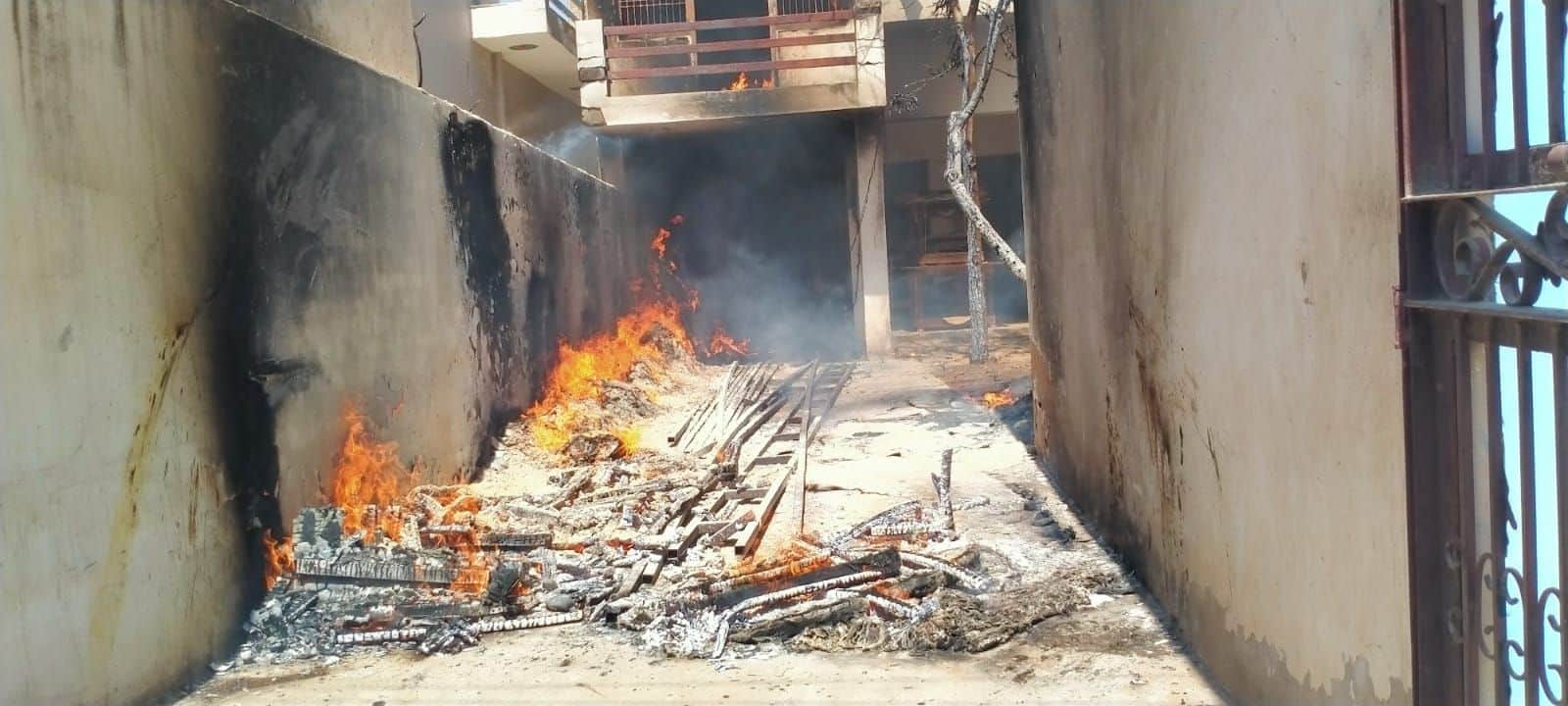 फोटो संख्या:68- मोहल्ला महायचान में गद्दे के गोदाम में लगी आग से जलता सामान--संवाद