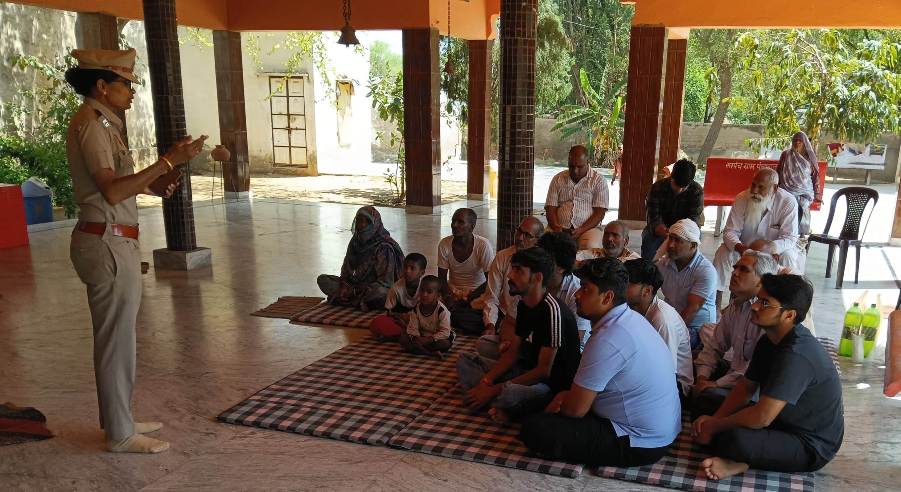 फोटो संख्या:70- गांव गागड़वास में ग्रामीणों को नशा के प्रति जागरूक करती निरीक्षक शारदा देवी--स्