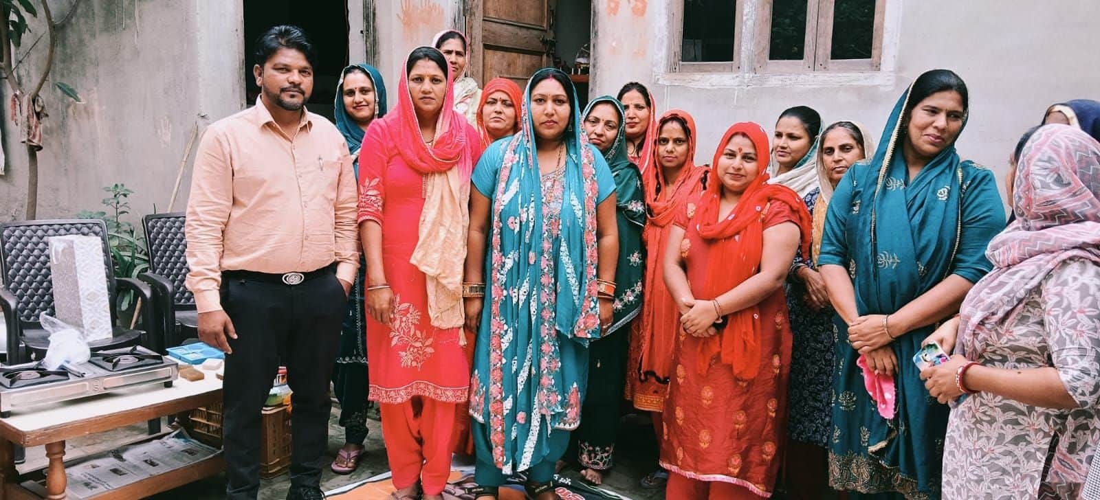 फोटो संख्या:73- गांव राजावास में आयोजित प्रशिक्षण शिविर के  दौरान महिलाओं के साथ जागृति --स्र