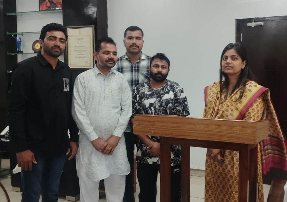 फोटो : सोनीपत लघु सचिवालय में उपायुक्त से मिलने पहुंचे सीपीएलओ। स्रोत: संघ