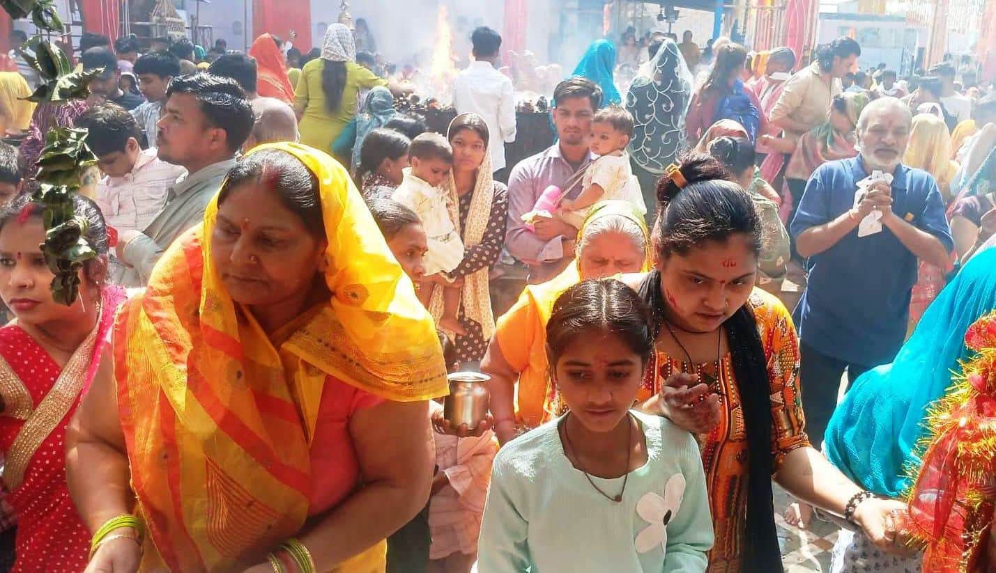 फोटो04कासगंज में चामुंडा माता मंदिर परपूजा करने पहुंचे भक्त। संवाद