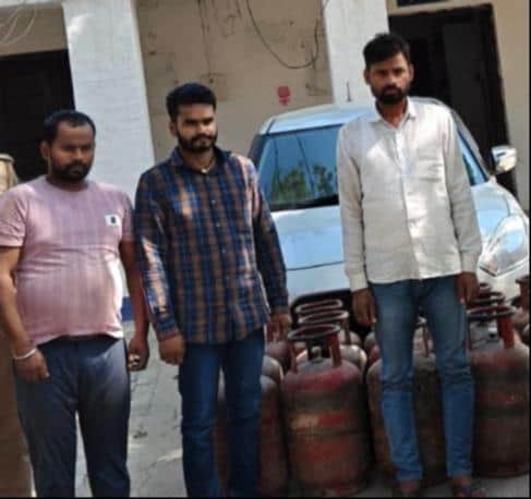गोंडा के परसपुर थाने में गैस सिलिंडर के साथ आरोपी। स्रोत: पुलिस 
