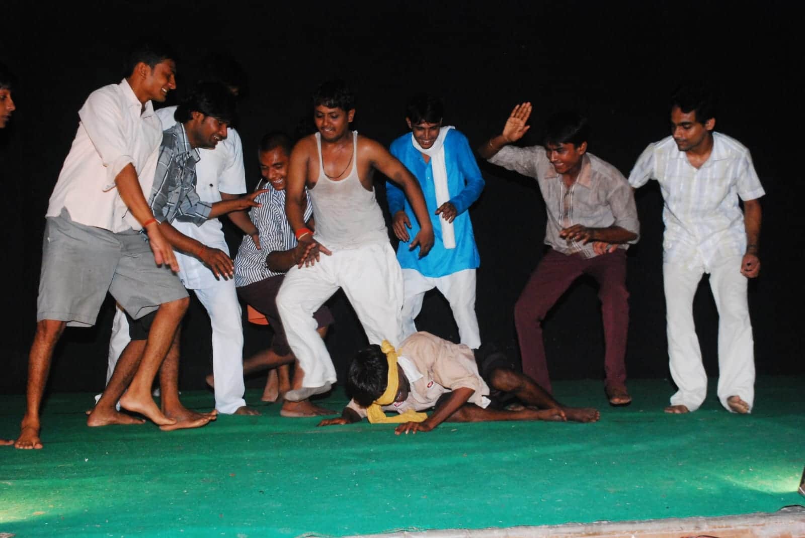 गोंडा में मंच पर अभिनय करते रंगकर्मी। फाइल फोटो 