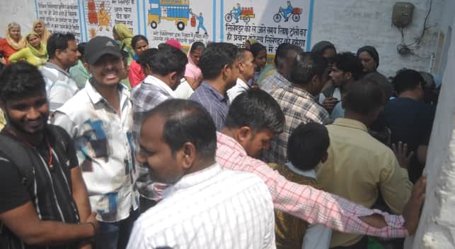 गैस सिलिंडर की बुकिंग कराने के लिए खिड़की पर लगी लोगों की भीड़। संवाद