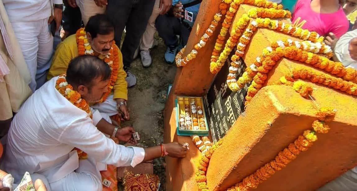 गांधी में सड़क का लोकार्पण करते ज्ञानपुर विधायक विपुल दुबे। स्रोत संगठन