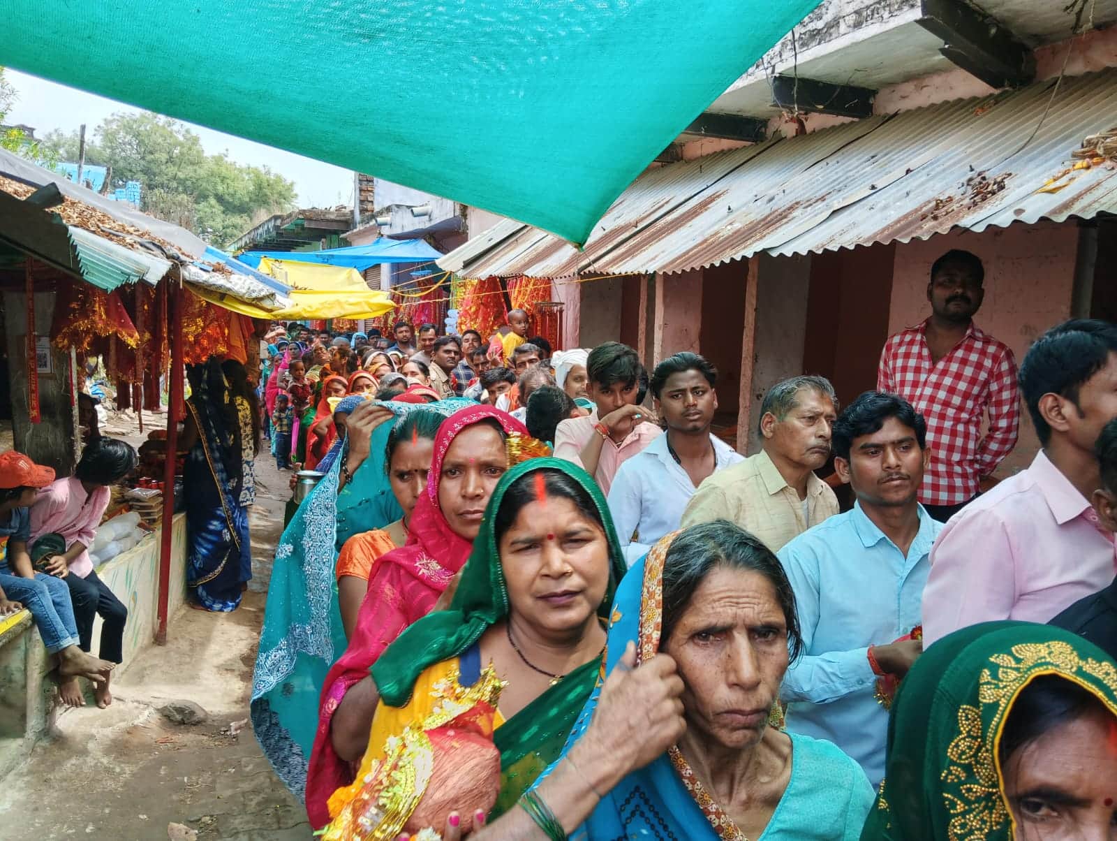 गड़बड़ाधाम में मां शीतला के दर्शन-पूजन के लिए कतारबद्ध श्रद्धालु।- संवाद।