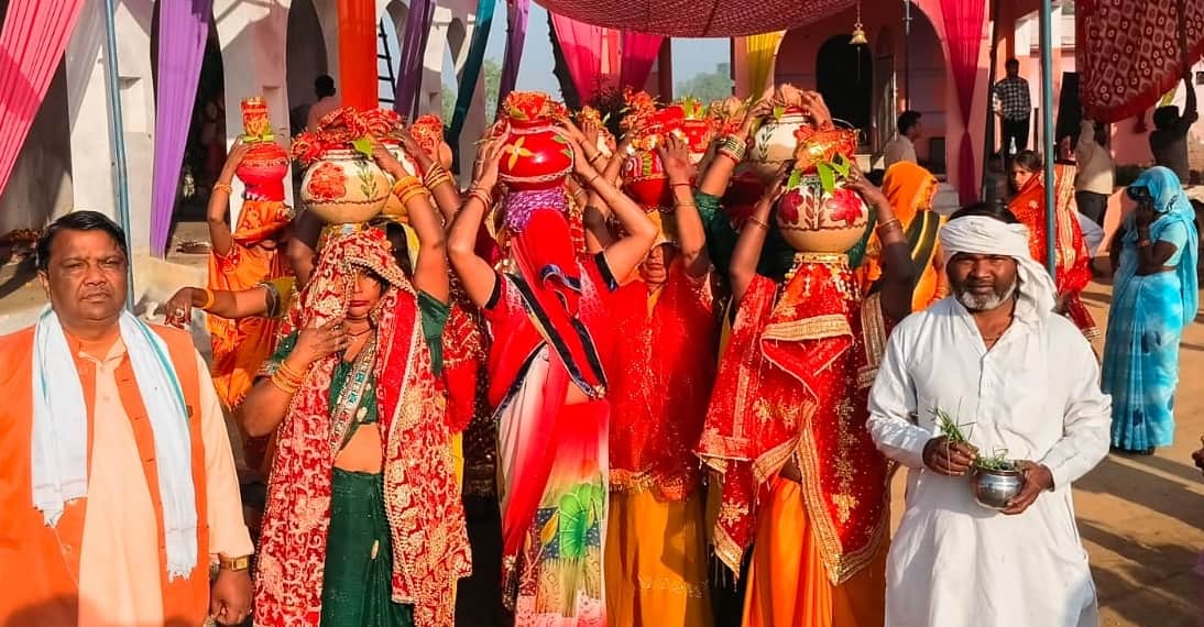 गांव मीरपुर भटियाना में निकली कलश यात्रा में भाग लेती महिलाएं। संवाद