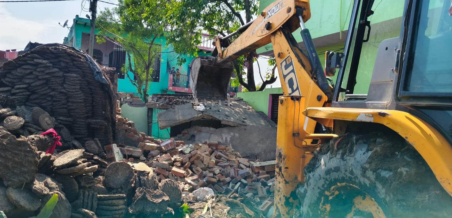 गांव सेहल में तालाब से अवैध कब्जा हटवाती  प्रशासनिक टीम। संवाद