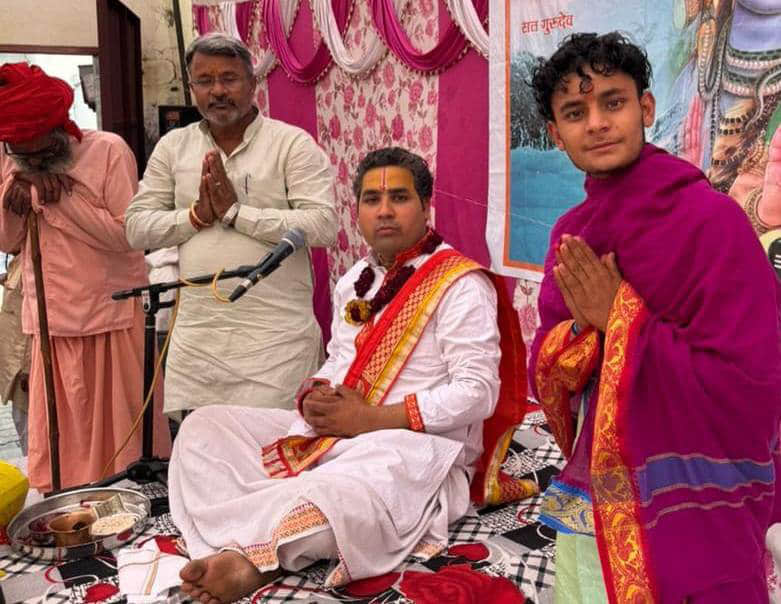 गांव शरीफपुर में शिवमहापुराण कथा के दौरान व्यास पूजन करते श्रद्धालु। संवाद