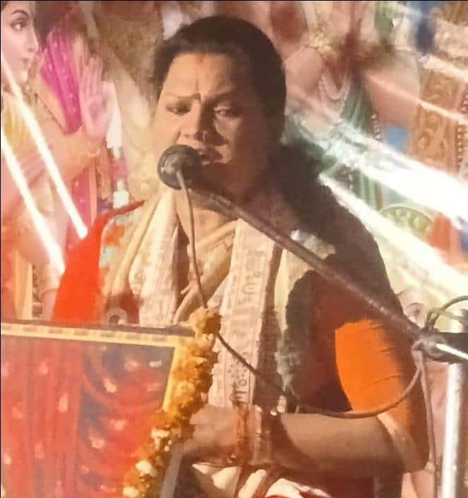 घोसी क्षेत्र के कपरियाडीह में कथा वाचन करती मानस मंदाकिनी सावित्री शास्त्री।संवाद