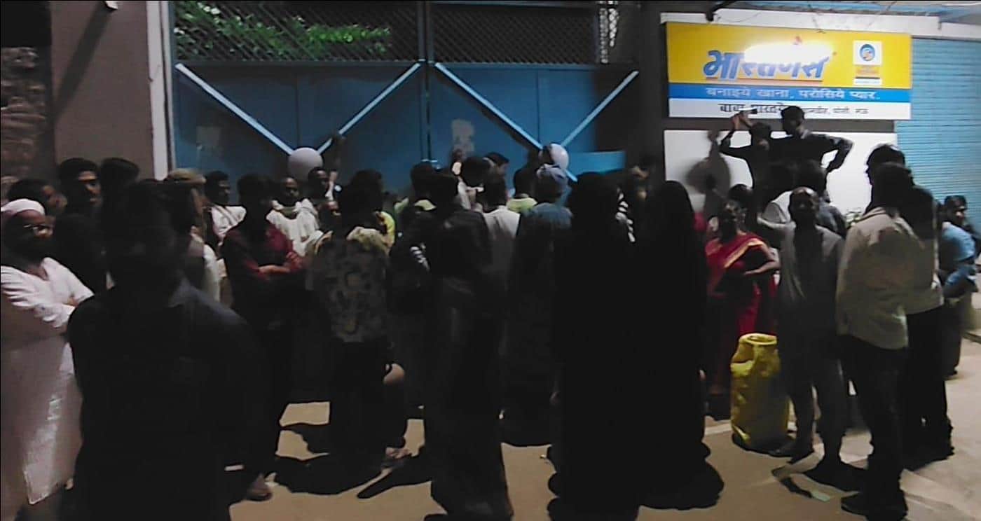 घोसी में गैस सिलेंडर के लिए जामडीह में बाबा भारत गैस एजेंसी पर लगी भीड़ और  सड़क जाम करते लोग।स