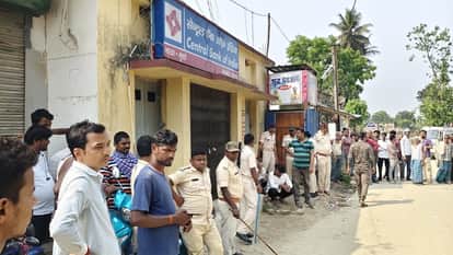 घटना के बाद बैंक के बाहर मौजूद लोगों की भीड़