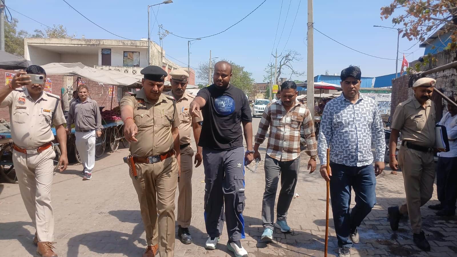 घटनास्थल पर आरोपी मुकुल के साथ सीन रीक्रिएट करती पुलिस। संवाद