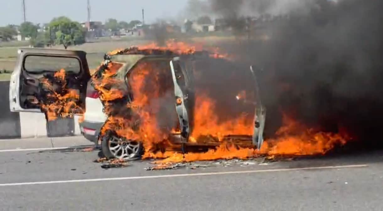 हाईवे-09 पर धूं-धूं कर जलती कार। स्रोत वीडियो ग्रैब