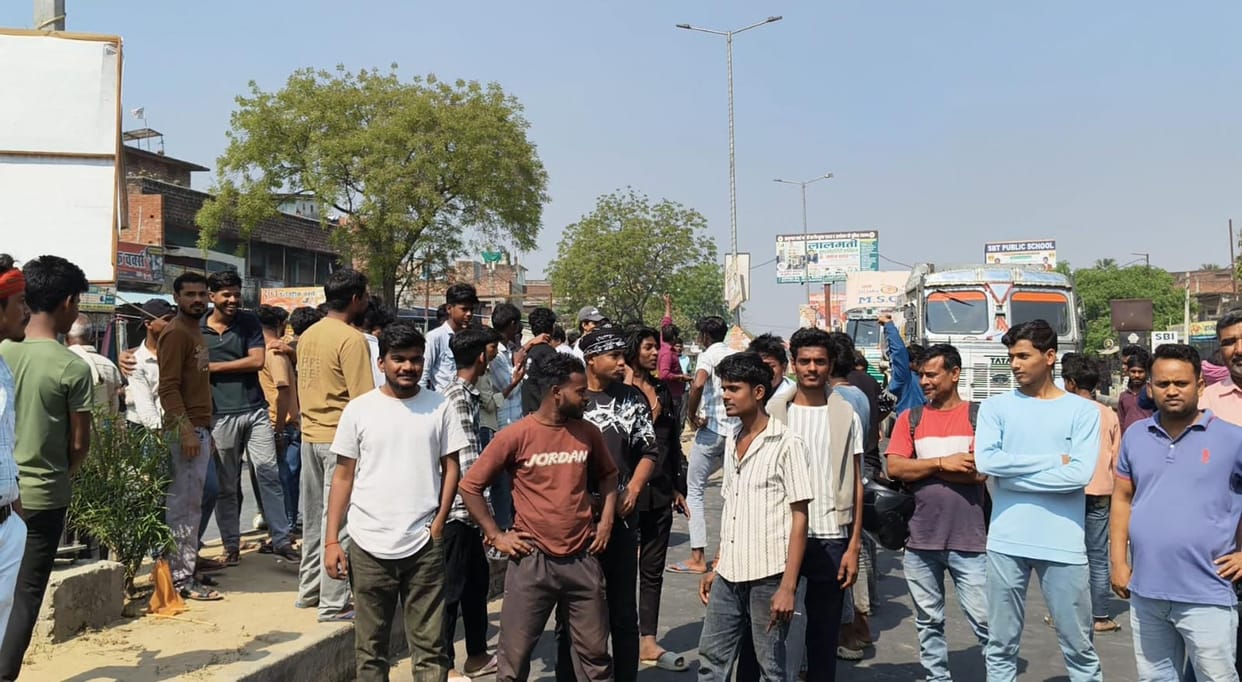 Consumers blocked the highway after not getting gas cylinders.