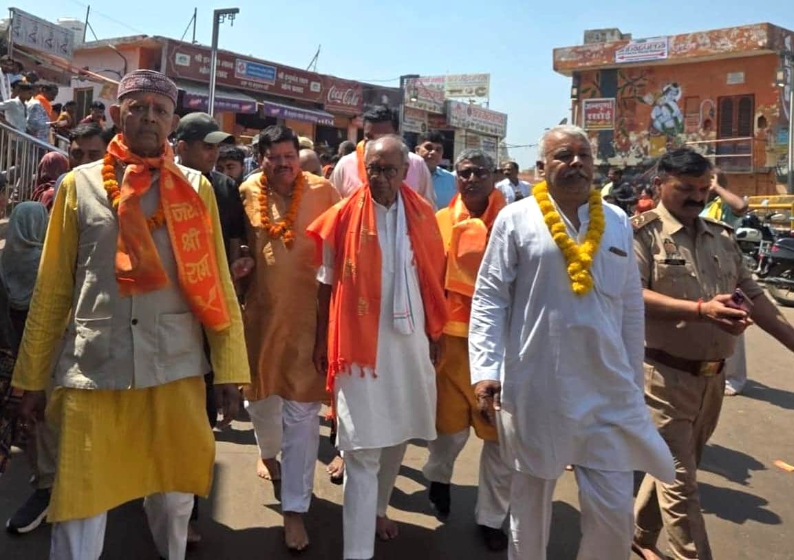  हनुमानगढ़ी के दर्शन करने पहुंचे पूर्व मुख्यमंत्री दिग्विजय सिंह।