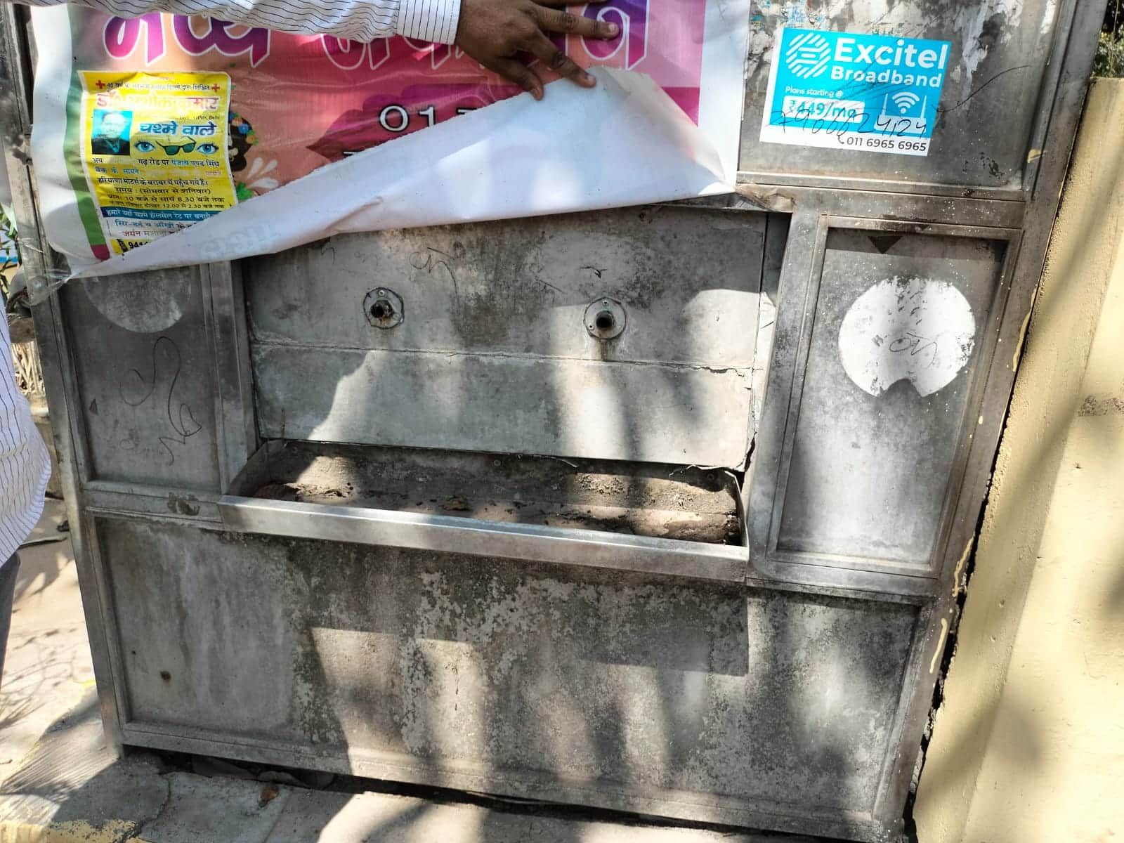 हापुड़ के फ्रीगंज रोड पर खराब पड़ा वाटर कूलर। संवाद