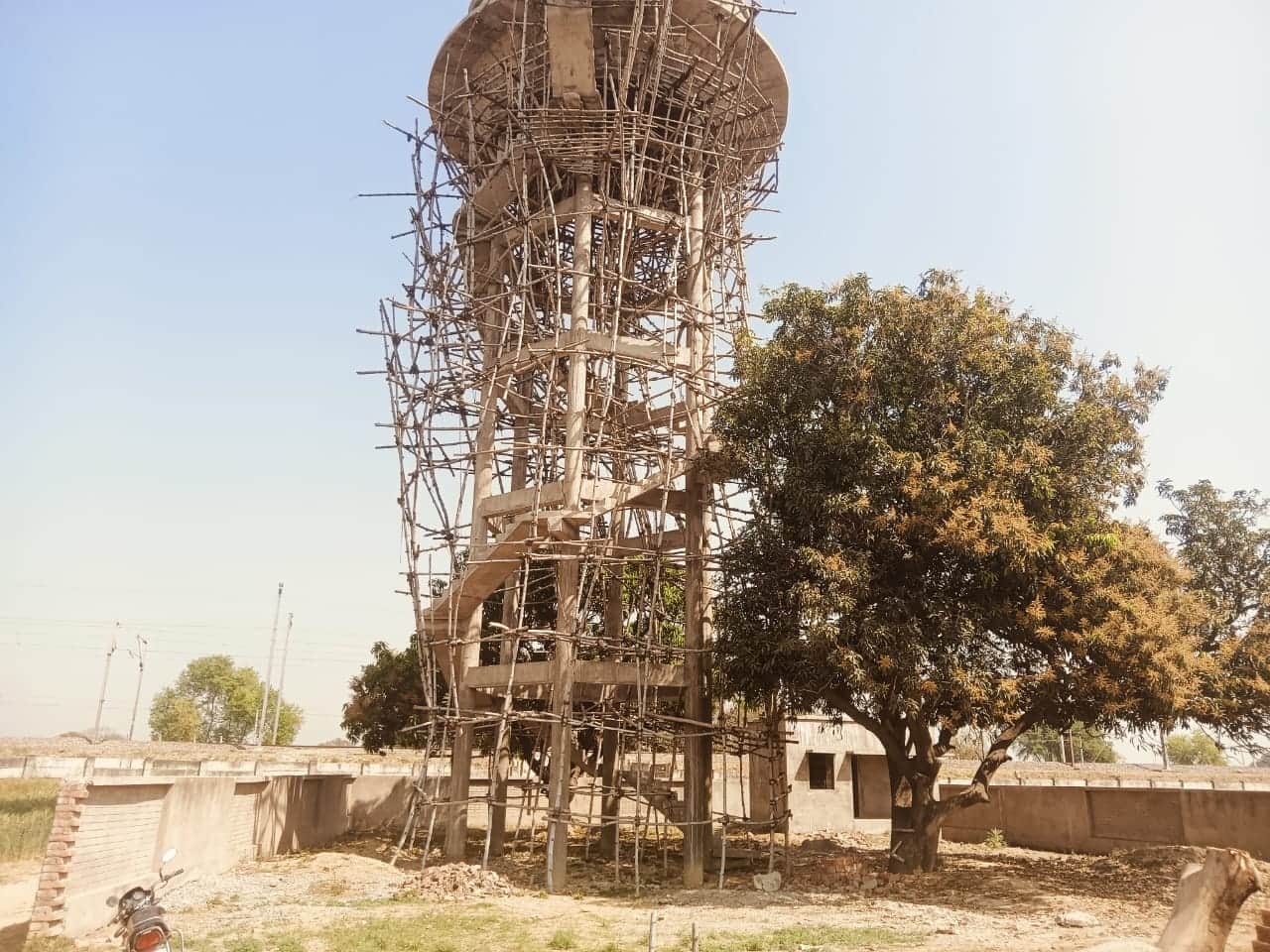 हुरुआ में अधूरा पड़ा पानी टंकी निर्माण।- संवाद।