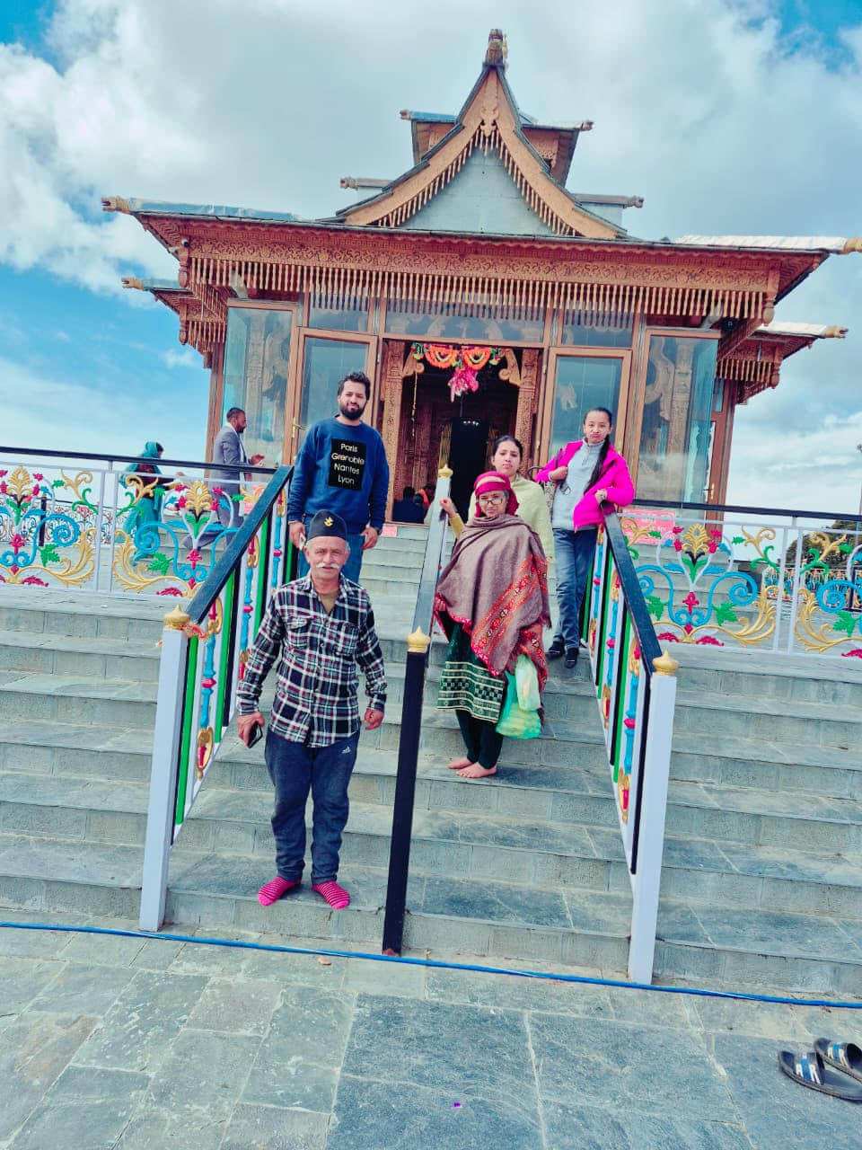 हाटू मंदिर में नवरात्रि पर्व पर श्रद्धालुओं ने टेका माथा। संवाद