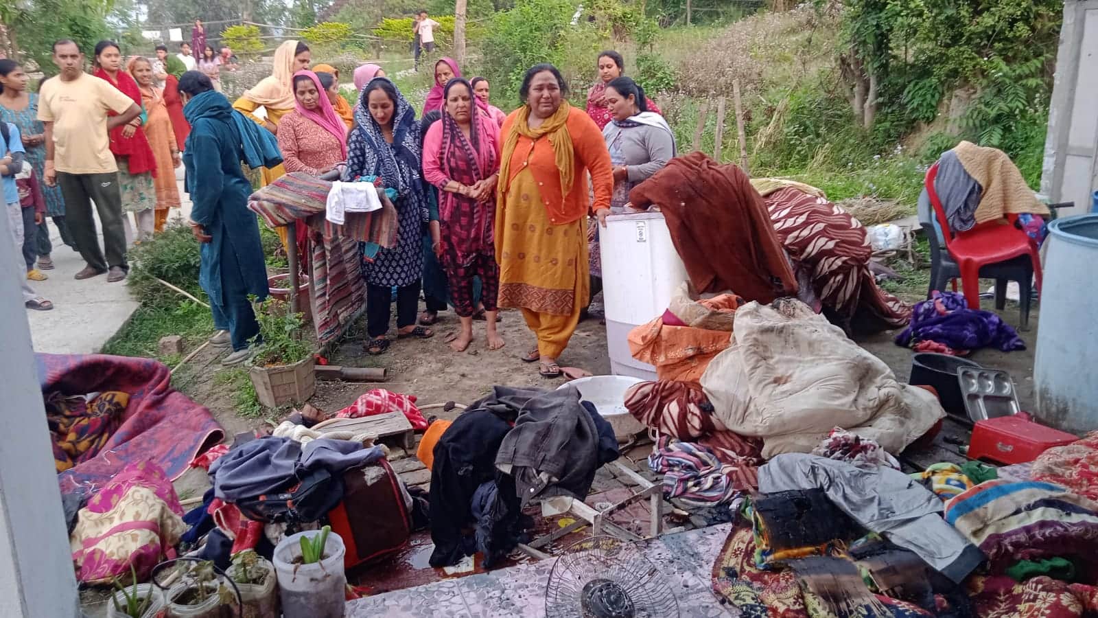 हथोल पंचायत के साईं गांव में आग  लगने के जला हुआ सामान। संवाद