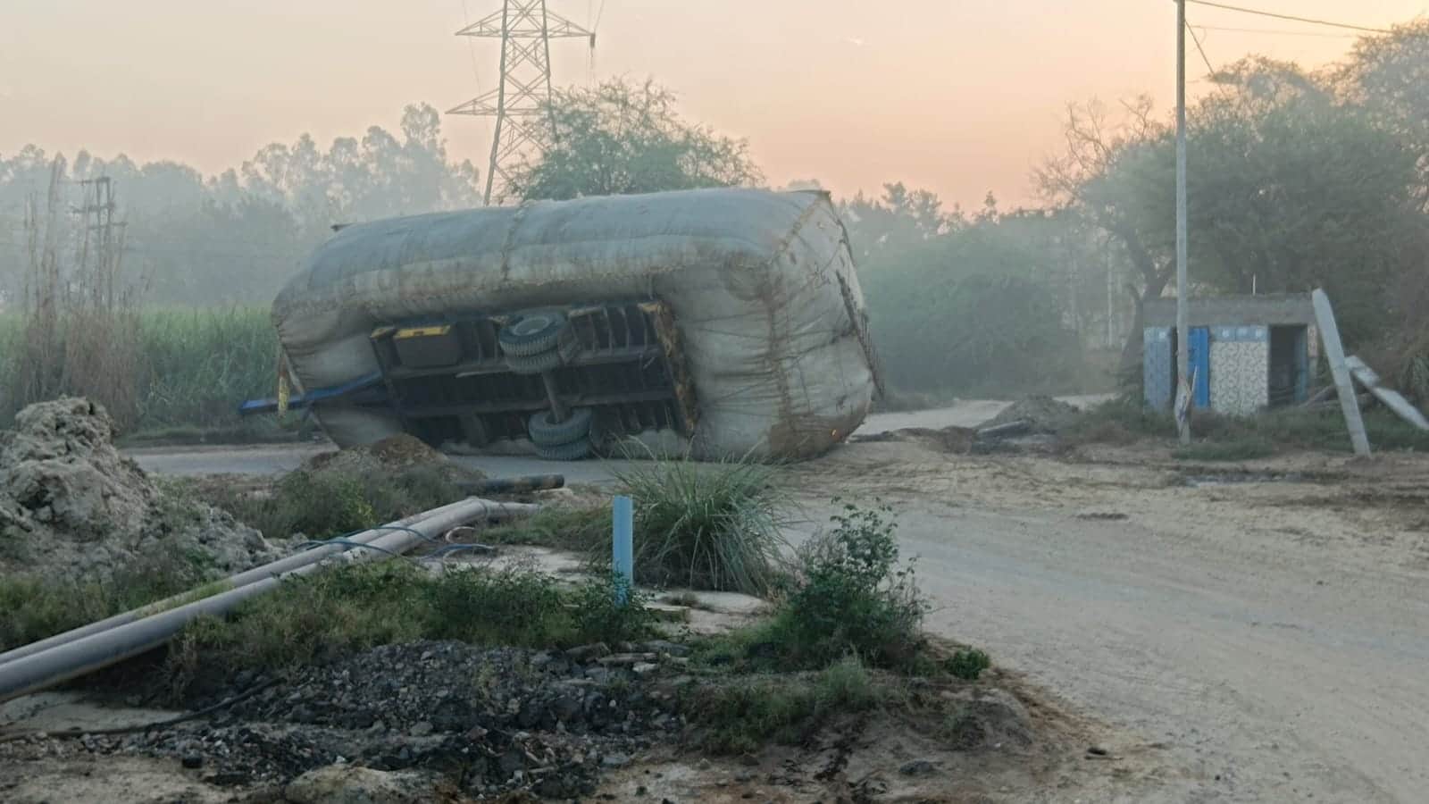 हादसे के सड़क पर बाद पलटा ट्राॅला।  संवाद