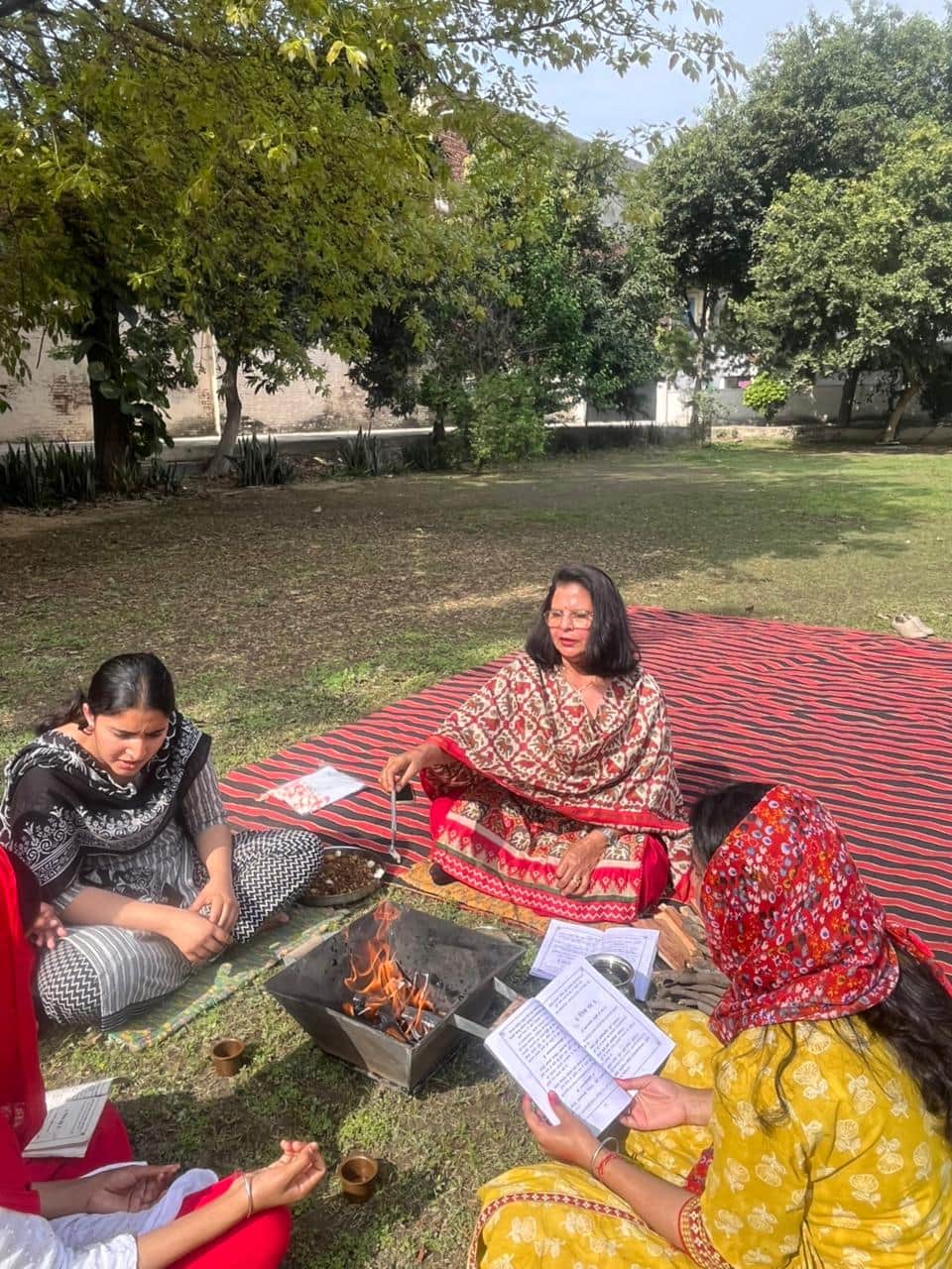 हवन में अहुति डालती  प्राचार्या डॉ राकेश संधू। संस्थान