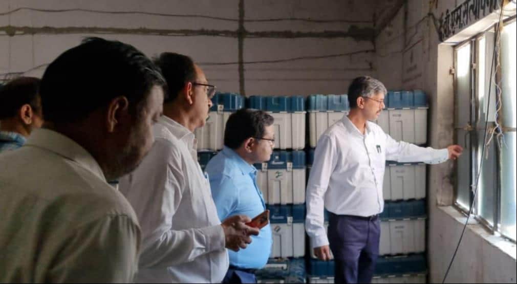 ईवीएम वेयर हाउस का निरीक्षण करते डीएम।- 