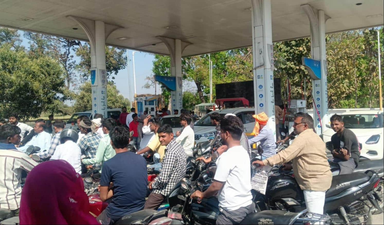  इकौना में पेट्रोल पंप पर लगी भीड़