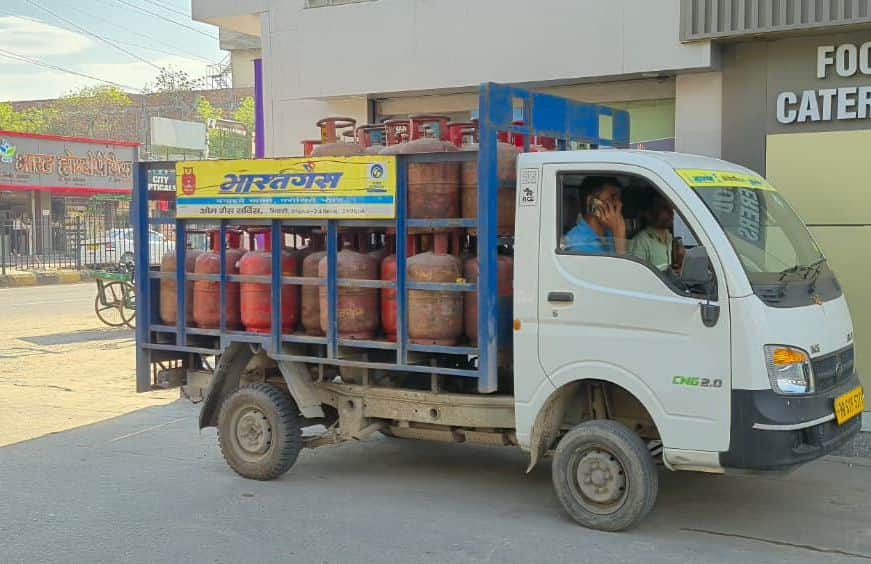 इम्प्रूवमेंट ट्रस्ट मार्केट में खड़ी सिलिंडर की गाड़ी। 