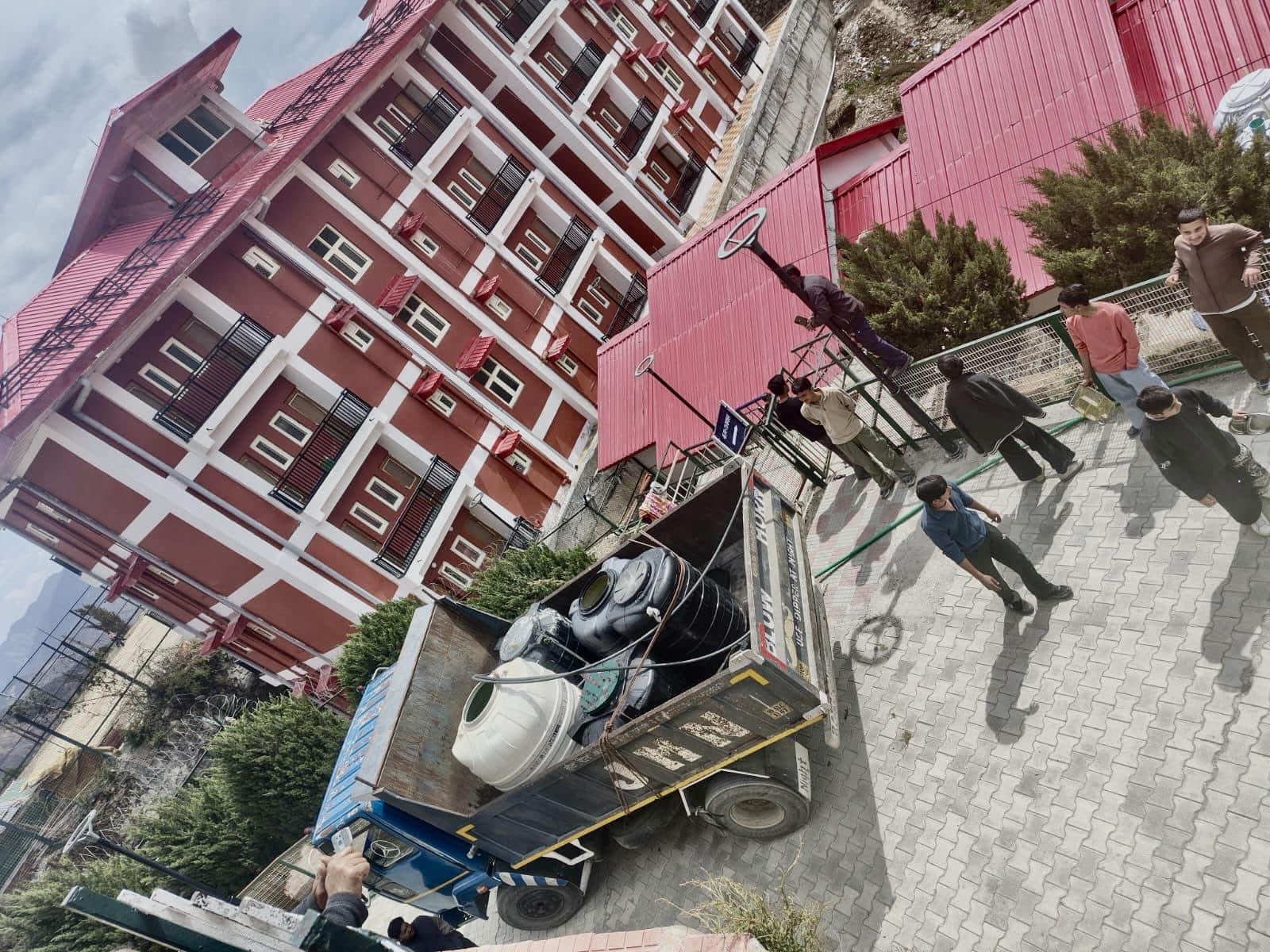 जेएनवी ठियोग में टैंकरों के माध्यम से हो ही पेयजल आपूर्ति। संवाद