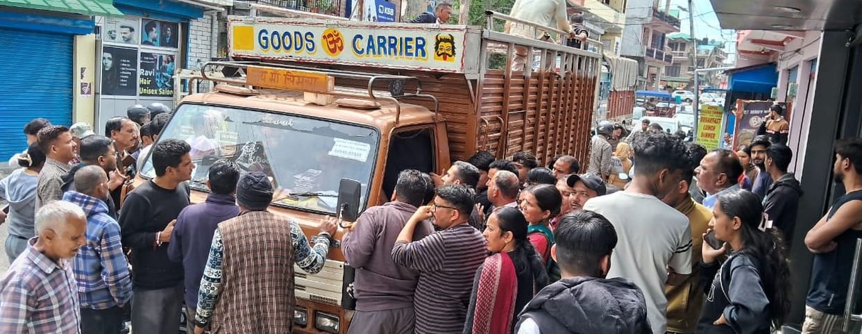 Consumers clashed with each other to get gas cylinders, and also had disputes with operators.