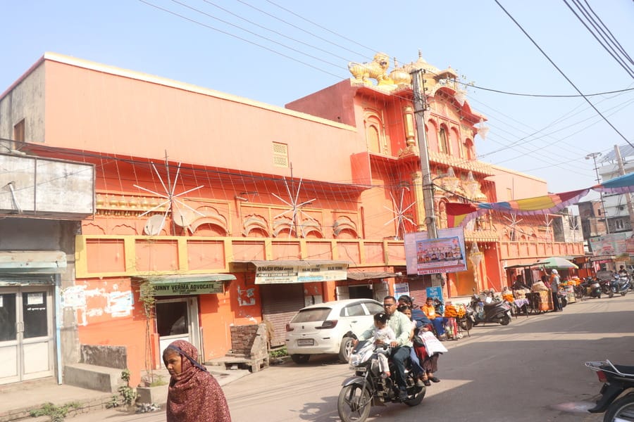 The chants of Maa Kalaratri resonated in the temples.