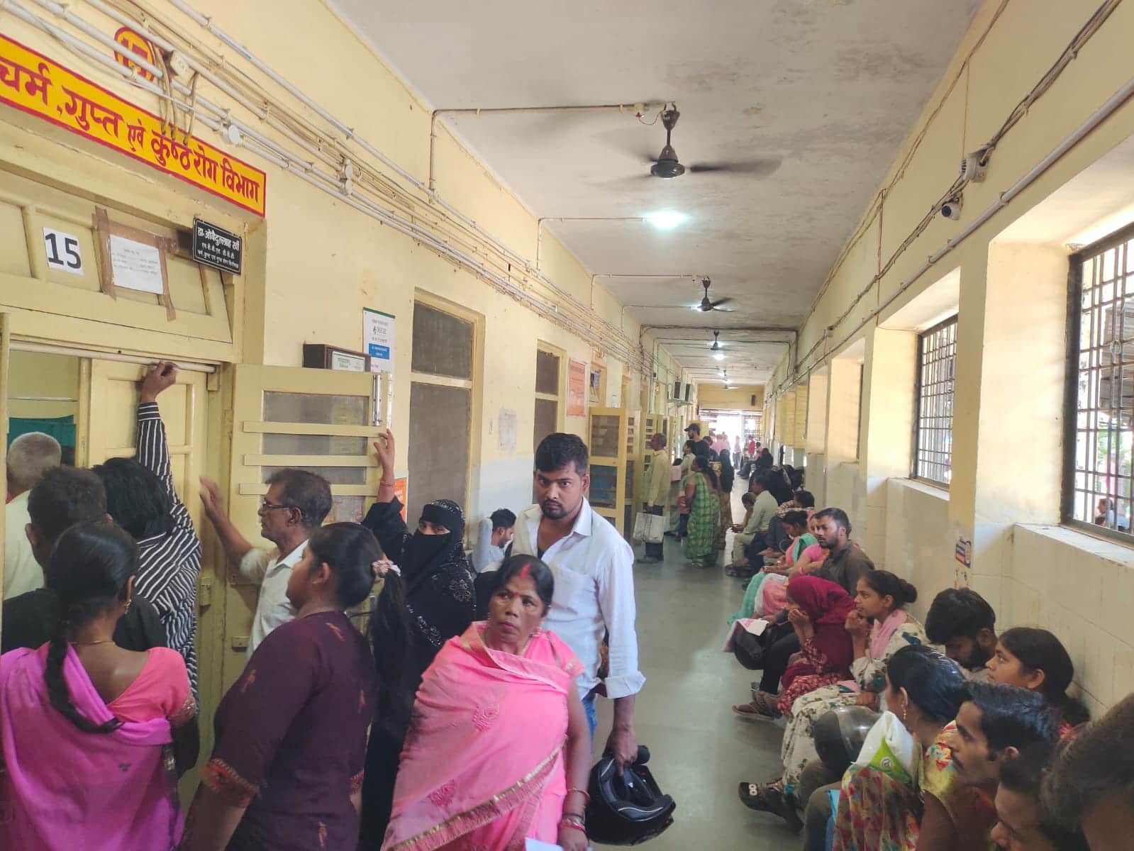 जिला अस्पताल में चिकित्सीय परामर्श के लिए पहुंचे मरीज संवाद