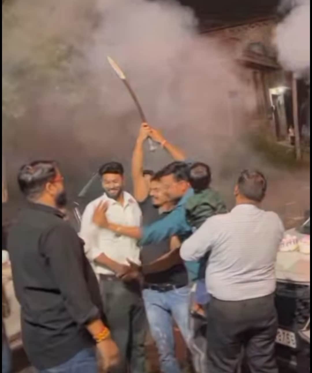 जन्मदिन की पार्टी में तलवार लहराते लोग फोटो सोशल मीडिया