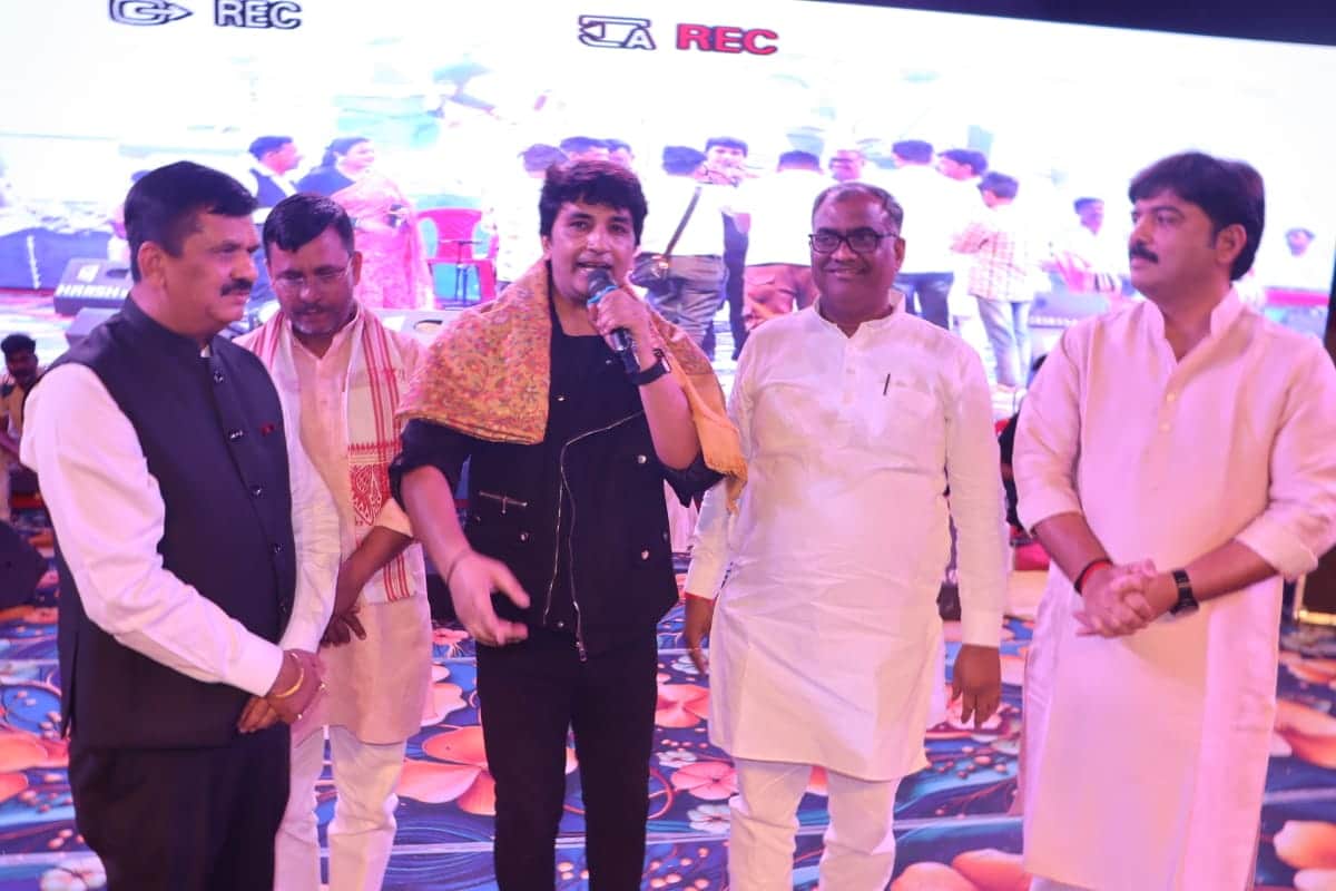 जौनपुर महोत्सव में प्रस्तुति देते बॉलीवुड के गायक वरदान सिंह। सूचना विभाग