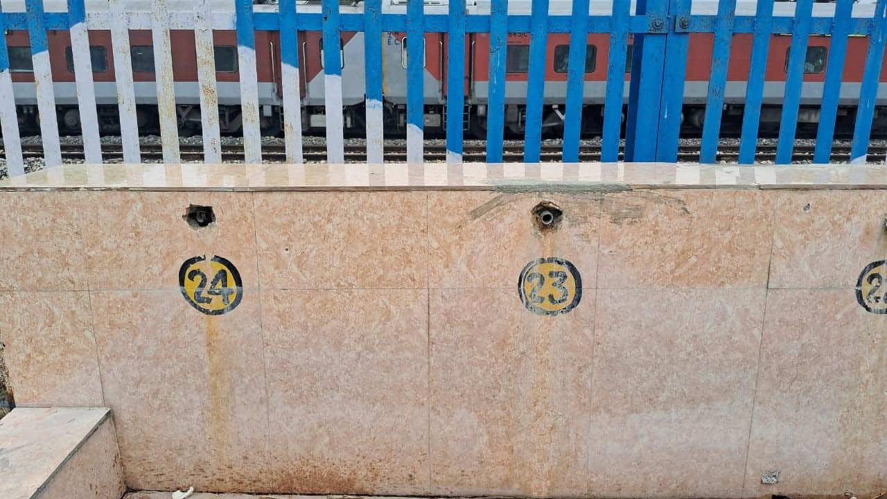 ज्ञानपुर रोड रेलवे स्टेशन पर टूटी नल की टोटियां। संवाद